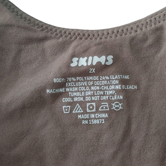 SKIMS Square Neck Thong Bodysuit - Picture 6 of 9